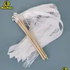 Drapeaux de bannière 50pcs baguettes de ruban blanc bâtons de fées banderoles de dentelle virevoltante de mariage avec fête de cloche d'or en argent envoyer applaudir pro Dhwwt