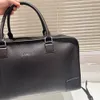 Le Luxury Fashion Men Kvinnor Högkvalitativ rese duffle påsar varumärkesdesigner bagage handväskor med lås stor kapacitet sportväska storlek 48 cm