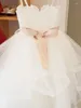 Abiti da ragazza Abiti da sposa in tulle con applicazioni a strati con fiocco rosa e cintura a maniche lunghe per abiti da prima comunione per spettacoli di nozze