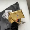 Senhora sacos de noite textura axilas saco pequeno para mulheres com uma corrente de moda na moda crossbody nicho prata couro patente quadrado