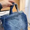 Sac à dos en denim de lavage pour femmes de créateur avec poignée supérieure 30x35cm Matériel argenté Chaîne en matelasse Treillis de diamant Grand sac à main à bandoulière avec sac à main à fermeture éclair