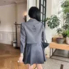 Designer tweedelige damesjurk driehoek geborduurd letterpatroon mode jeugd dames revers korte blazer geplooide rok 2-delige set