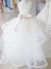 Flicka klänningar vit blomma tyllskivor applikationer med rosa bälte lång ärm för bröllopstävling första nattvards klänningar
