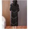 Robes décontractées Robe de laine rayée de haute qualité pour femmes d'âge moyen automne et hiver robe de pull midi tricotée en vrac Z4888