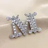 Brosches mode kristall strass bokstäver m emalj imitation pärlor kvinnor barock alfabet initial stift bröllop smycken brosch