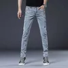 メンズジーンズの弾力性デニムパンツ服シンプルヒップホップロングジーンズメンズルースストレート韓国バージョンリトルフィートズボンカジュアルYQ240205