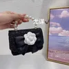 2023 Dark Velvet مطوية سحابة مأدبة Camellia Bow Pearl Shell Handheld Crossbody Bag 240205