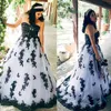 2024 Vintage A Line Wedding Dresses Gothic White And Black Tulle Sweetheart Sleeveless Lace Appliques Bridal Gowns Sweep Train