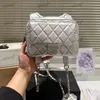 Zaino 24C Borsa a tracolla da donna di design da 19 cm Pelle con diamanti Oro Hardware Fibbia in metallo Borsa di lusso Tracolla larga Borsa a tracolla Borsa per il trucco Borsa da principessa