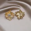 Orecchini a bottone 2024 Design coreano Gioielli di moda Placcato oro 14K Fiore della margherita Zircone Accessori da lavoro quotidiano per donna elegante