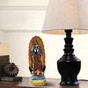 Dekorativa figurer Vackra Our Lady of Guadalupe Virgin Mary Statue Sculpture Harts Figurine Gift Xmas Display Decor Prydnad