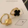 2024 Modeschmuck Designer Van Clover Bandringe Damenringe Vierblättriger Ring Perlmuttblume Langlebige FarbbeständigkeitGeschenk für geselliges Beisammensein