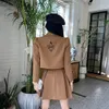 Designer tweedelige damesjurk driehoek geborduurd letterpatroon mode jeugd dames revers korte blazer geplooide rok 2-delige set