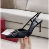 Lyxkvinnor Sandaler Brand Designer High Heels Metal V-Button Pointed Thin Heels High Heels Sexiga kvällskor Kvinnor Öppna hälen Sandaler