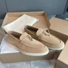 Designer män kvinnor casual sko loro svart brun blå röd sommar mocka promenad skor charms utomhus löpare sneaker storlek 36-45