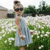 女の子のドレス1-6tの女の赤ちゃんドレスブラックホワイトストライプの夏のためのノースリーブスリングボタンデザインキッズ服