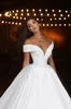 Modest White Simple Wedding Ball Gowns Off the Shoulder Plus Size Dubai Arabiska brudklänningar Långt svep Train Second Reception Dress for Bride Robes de Mariee CL3285