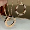2024Men et femmes diamants complets pendentif collier créateur de mode collier en acier titane cadeau de la Saint-Valentin bijoux de luxe