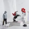 Colección de esculturas de Banksy Estatua del lanzador de flores Arte pop Globo moderno Estatuilla de niña Oficina Decoración del hogar Accesorios Calle 240202