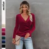 Cross Border Hot Belling Sexy V-Neck French Top مع مزاج أنيقة ، قميص النساء الأوروبيين والأمريكيين بأكمام طويلة ، سترة أسفل من جلد الغزال للدفء