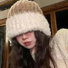 ファッションの女性編み帽子のフェイクファーホワイトブリム濃い温かいボンネット冬編みビーニー耳コールドプルーフスカルキャップガールゴロキャップスキー240123