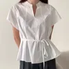 Blouses pour femmes Corée du Sud Chemise de couleur unie Tempérament Simple Haut d'été Col semi-ouvert À lacets Design Sense Femmes À manches courtes