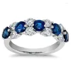 Anneaux de cluster Huitan exquis doigt-bague pour femmes bande de couleur argent avec bleu / blanc CZ discret élégant accessoires féminins déclaration