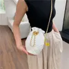 Lingge Hilo bordado Nueva cadena Crossbody Pequeña fragancia Temperamento versátil Bolso de cubo de agua de moda para mujer 2024 78% de descuento en la tienda al por mayor