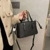 Schwarze Damen-Umhängetasche, neue minimalistische Schultertasche von Internet Celebrity mit hoher Kapazität, 2024, 78 % Rabatt im Großhandel