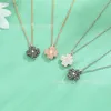 디자이너 Swarovskis Jewelry The Shi Family 1 1 Clover Necklace는 Swarove Crystal 요소를 특징으로하며 Crystal Collarbone Chain으로 양쪽에 착용 할 수 있습니다.