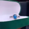 Pierścienie klastra Butikowa biżuteria 925 Srebrny Srebrny Inkrustowany Natural Blue Topaz Cieszonka Pierścień Mini Fash