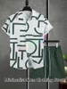 メンズトラックスーツ夏のトレンドメンハワイアンセットレタープリント半袖ボタンアップシャツビーチショーツセットカジュアルホリデーメンズ2ピーススーツ