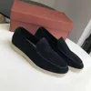 Loro Wildleder-Freizeitschuhe für Damen, runde Zehen-Loafer, mentales Dekor, schicker Freizeitschuh, Designer-Luxus-Flats, Slip-on-Turnschuhe mit dicker Sohle, Chaussure-Schuhe