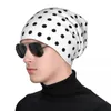 Baskar svartvit polka dot design - prickar på bakgrund stickad hatt streetwear golf man bär flickans hattar mäns