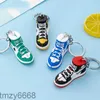 2022 venda quente novo estilo estéreo tênis chaveiros botão pingente 3d mini tênis de basquete modelo macio plástico decoração presente chaveiro 3pns