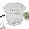 Kvinnors T-skjortor är en krigare inte Worrier Print Women Tshirts Cotton Casual rolig skjorta för Lady Yong Girl Top Tee Hipster 6 Color FS-4