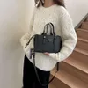 Schwarze Damen-Umhängetasche, neue minimalistische Schultertasche von Internet Celebrity mit hoher Kapazität, 2024, 78 % Rabatt im Großhandel