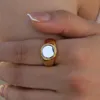 Uworld Stainless Steel 18K Gold Plated Inlaid Shell Ring Statement Metal Texture Fashion Finger Joyeria Acero Inoxidable Mujer 240202