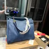 Borsa da aeroporto Borsa a tracolla da donna di design 42 cm Denim classico ricamo Logo grande Borsa di lusso Borsa sotto le ascelle Borsa da viaggio Shopping Borsa alla moda Borsa casual Borse per la mamma