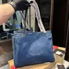 Borsa da aeroporto Borsa a tracolla da donna di design 42 cm Denim classico ricamo Logo grande Borsa di lusso Borsa sotto le ascelle Borsa da viaggio Shopping Borsa alla moda Borsa casual Borse per la mamma