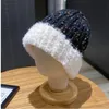 ファッションの女性編み帽子のフェイクファーホワイトブリム濃い温かいボンネット冬編みビーニー耳コールドプルーフスカルキャップガールゴロキャップスキー240123