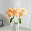 Fleurs décoratives tricotées à la main Lily Cadeau de fête des mères Tulipe Rose Crochet Bouquet de fleurs artificielles Fait maison Décor de bureau Anniversaire