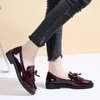 Mocassins de couro preto plataforma de patente deslizamento em sapatos para mulheres primavera britânica borla casual bowknot apartamentos 240126