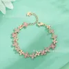 Designer Swarovskis-sieraden met kristallen elementen. Deze hoogwaardige roségouden bloemenarmband heeft een luxe en niche-ontwerp