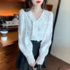 Kvinnors blusar söta ruffles spetsblus v-ringning ihålig kvinnor toppar 2024 höst koreansk mode långärmad vit topp