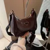 Mujeres capaces y con estilo en primavera, nuevo para mujeres, bolso cruzado simple, bolso de un solo hombro para las axilas 2024 78% de descuento en la tienda al por mayor