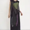 Casual Dresses Miyake Pleated 2024 Spring Fashion Oil Målning tryckt ärmlös klänning Midlängdsida Split rakt rakt