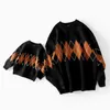 Pull de famille automne hiver mère papa fille fils hauts en tricot enfants tricoté Plaid rétro Vintage fille garçon pull 240122