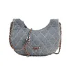 Trendig denim Crescent Chain Crossbody för kvinnors nya temperament Diamond Grid Casual Shoulder Bag 2024 78% rabatt på butik grossist