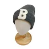 Beanie/Skull Caps Multicolor Big Letter Patch Tjockade varma stickade mössor P B C Sticker Decoration Winter Hat Cap Unisex Vuxna Sporthattar YD037 YQ240207